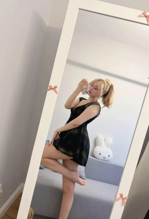 Thumbnail RaindropJoyous Reflects on MirrorSelfie Seduction