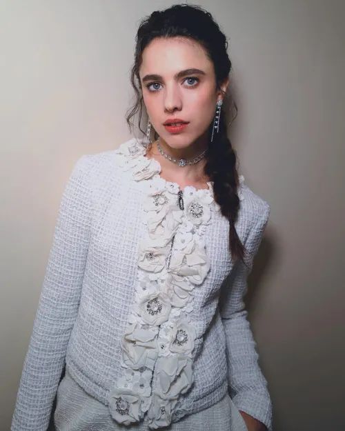 Thumbnail Discover the Allure of Margaret Qualley's Beauty | KG101411