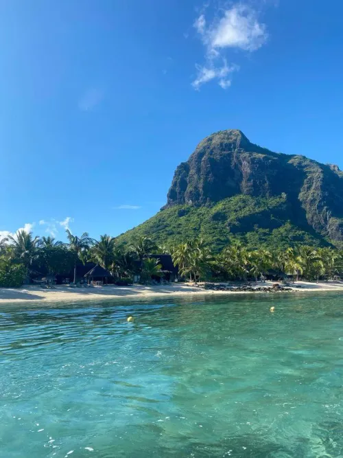 Thumbnail Le Morne, Mauritius: Yeuxdusphynx Explores the Beach