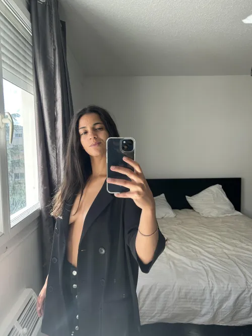 Thumbnail SpiritedStylus Shares a Delightful Mirror Selfie Moment