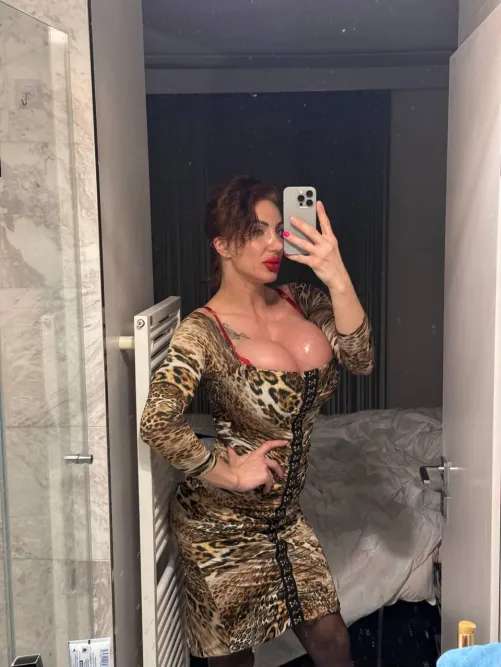 Thumbnail _Nina_Coxx_'s Playful Gift: Unwrapping a MirrorSelfie