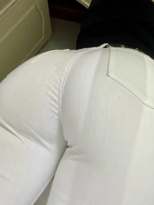 Thumbnail Kimisias Flaunts: White and Tight in the HungryButts Scene