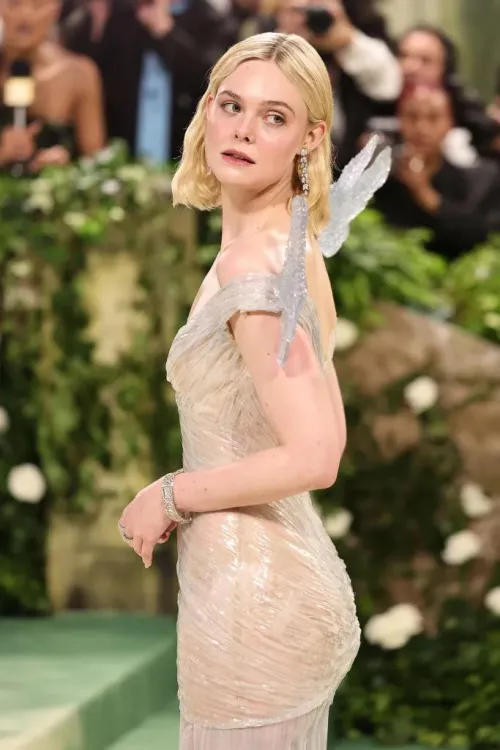 Thumbnail Elle Fanning: A Graceful Darling Revealed by Masterprofessir