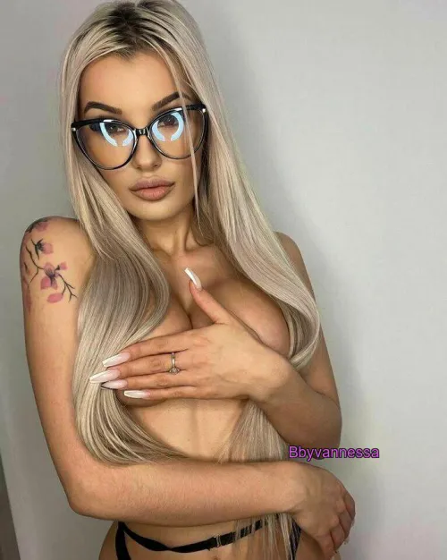 Thumbnail Show What's in My Hands with Bbyvannessa | Handbra Category