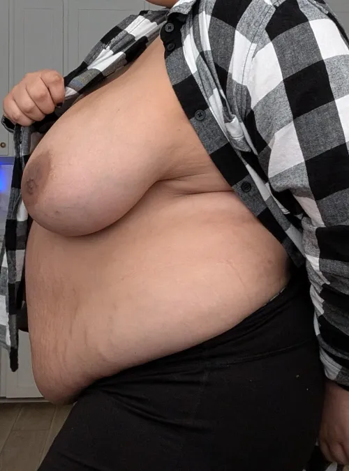 Thumbnail Exploring Side Boob and Side Tummy Charm in the BBW Chubby World