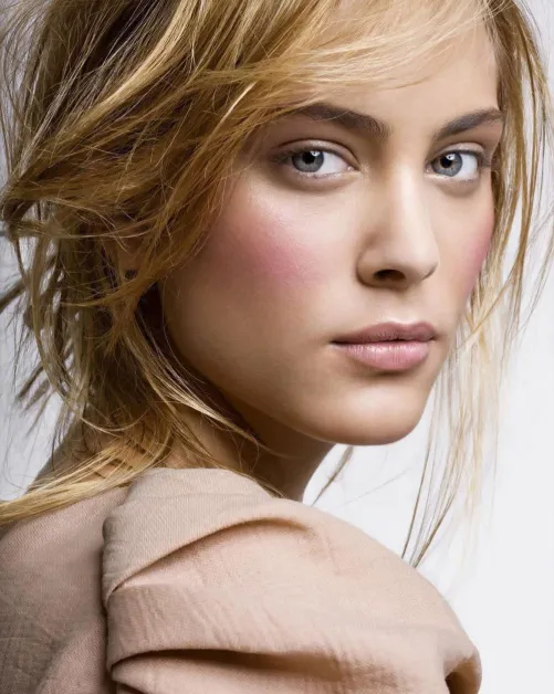 Thumbnail Nora Arnezeder: A Portrait of Timeless Beauty