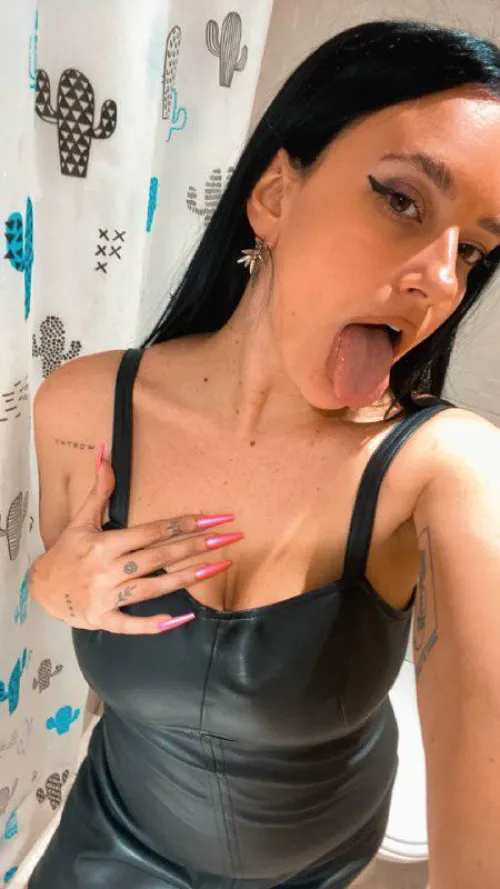 Thumbnail w_queen Calls You to 'Come Kiss Me' on OnlyFans – A Babesdirectory Treat