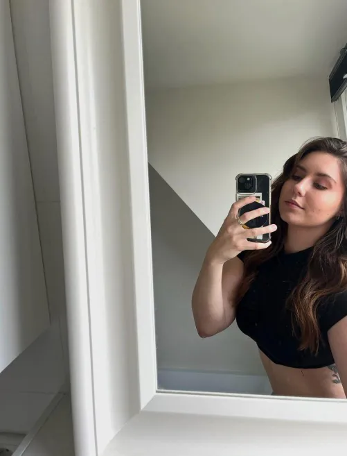 Thumbnail Chic Simplicity: annnamey's MirrorSelfie