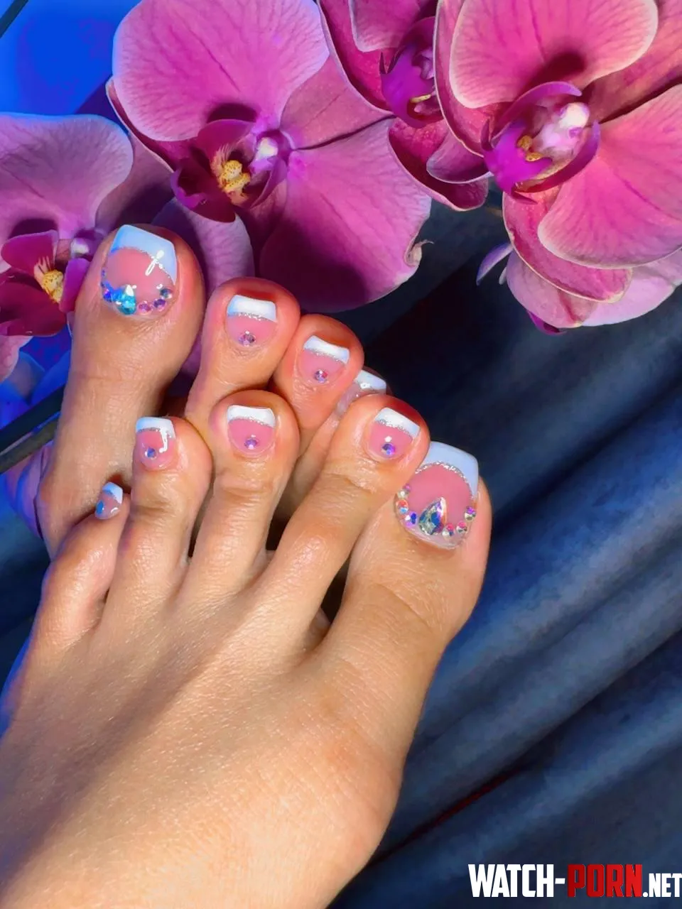 anyone notice that my toes are matching my flowers colour  by Gabiburteaa