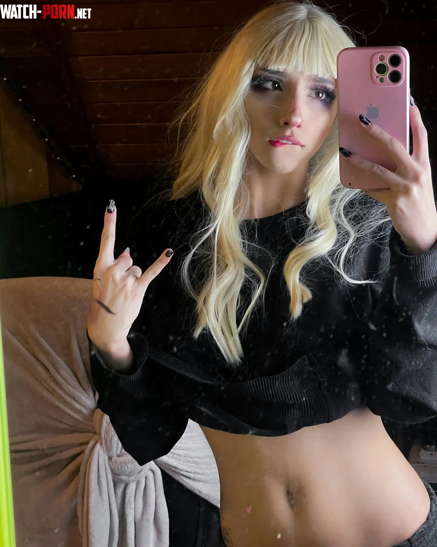 Im 19yo and I like wearing tops that shows my midriffs by Glamourouss_Sweetie