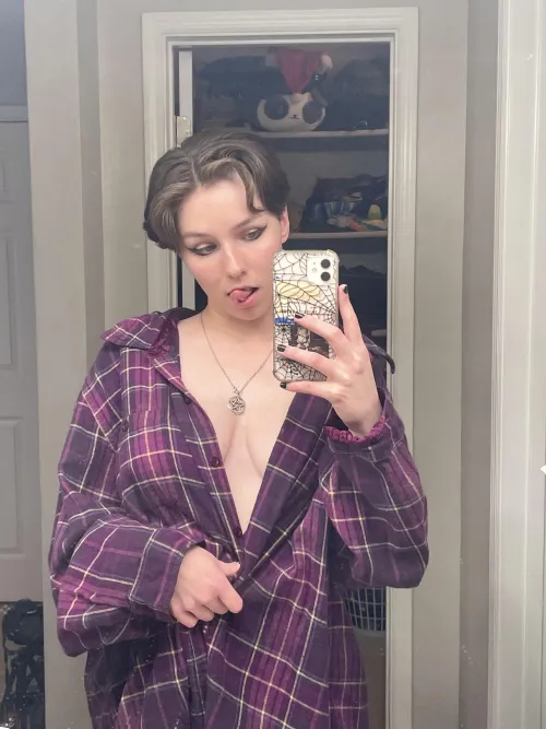 Thumbnail Comfortable Big Flannel Mirror Selfie | ComfyGrimRose