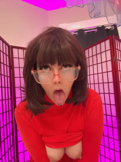 Thumbnail ElizawitchCosplay's Velma Cosplay: A Nostalgic Delight