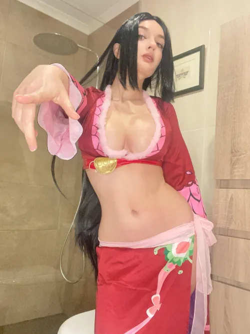 Thumbnail mikikikikascosplay Stuns with Boa Hancock Cosplay – Explore the Fantasy