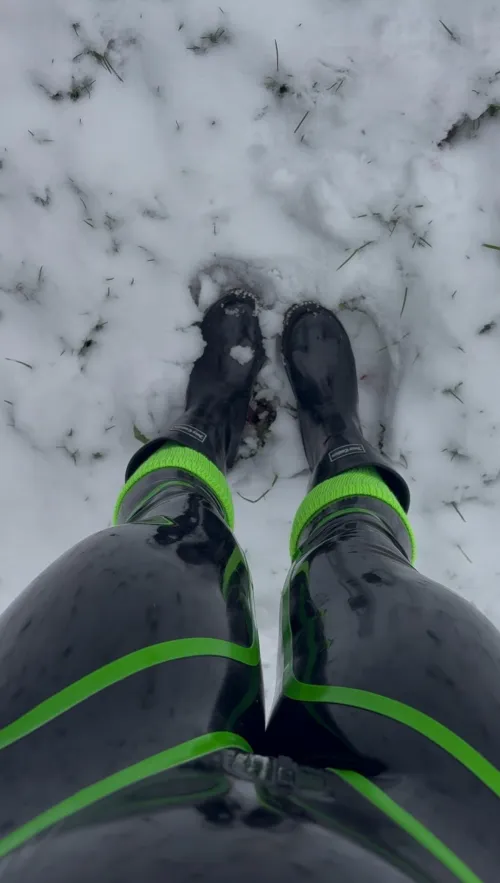 Thumbnail Evergreen_queen90 Shines in Latex and Wellies Amidst Snowy Delight