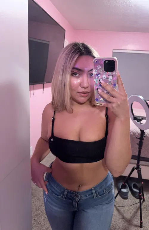 Thumbnail 420lexisexi Shares Insights on Croptop Fashion in 'Hope you like my pretty body'