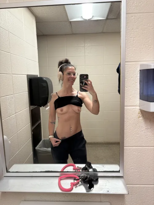 Thumbnail Hedontastical: Playful Mama at the Gym MILF Fun