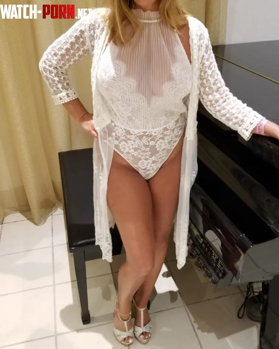 45 yr old bi hotwife looking to meet others and play by Difficult-Try8850