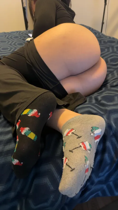 Thumbnail prettycitydimes Invites You to Explore Sock Modeling Fun