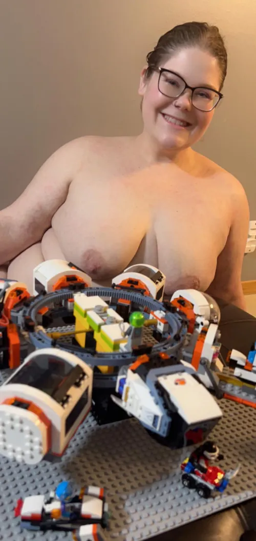 Thumbnail Kindlenark Explores Love Building Naked in BBWGW