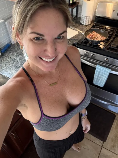 Thumbnail officialbikininicole's Post-Breakfast Plans - A Peek into mycleavage