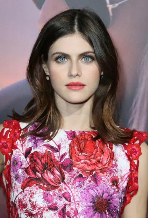 Thumbnail Alexandra Daddario: Admiring PrettyGirls by Environmental_Log418