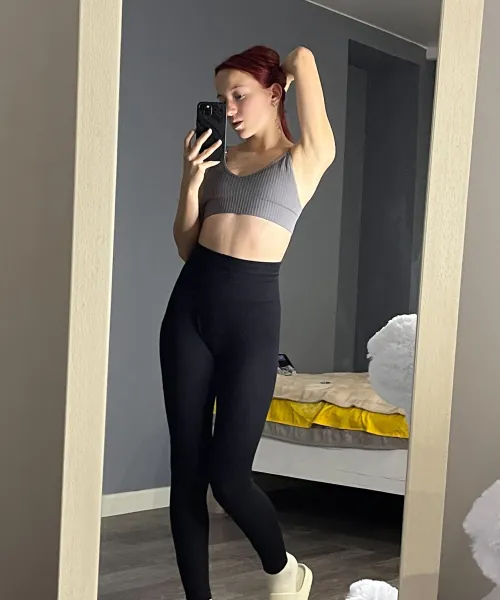 Thumbnail Porcelain_Fox's Mirror Selfie: Capturing Pre-Workout Vibes