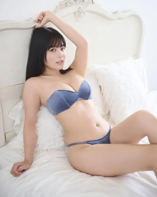 Thumbnail Seductive Bedroom Antics with Umi in Gravure