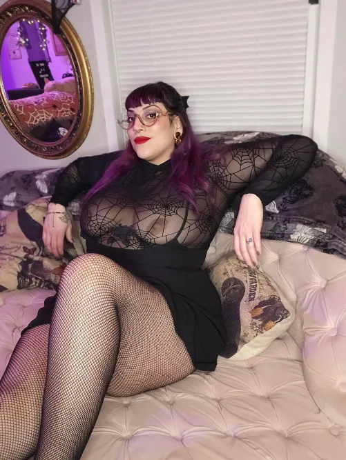 Thumbnail Mommanatrix_: Going Braless and Pantyless in the Gothsluts Arena