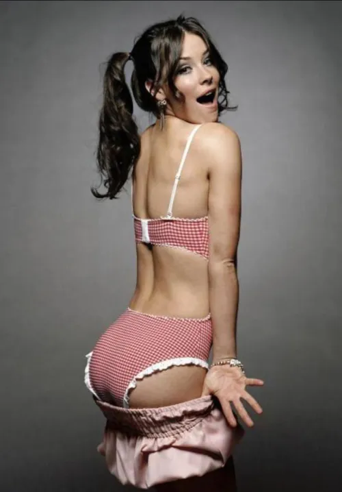 Thumbnail Evangeline Lilly: Unveiling the Allure of Celebrity Butts