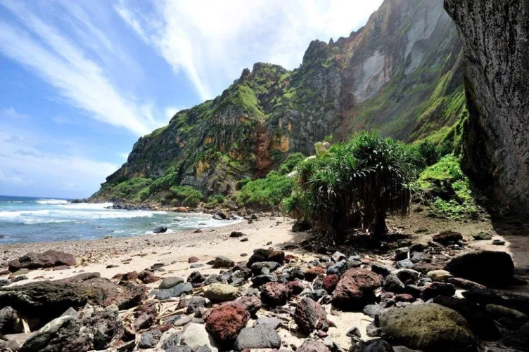 Thumbnail Remote Beauty - Discovering Pitcairn Island's Charm | Beach Escapades