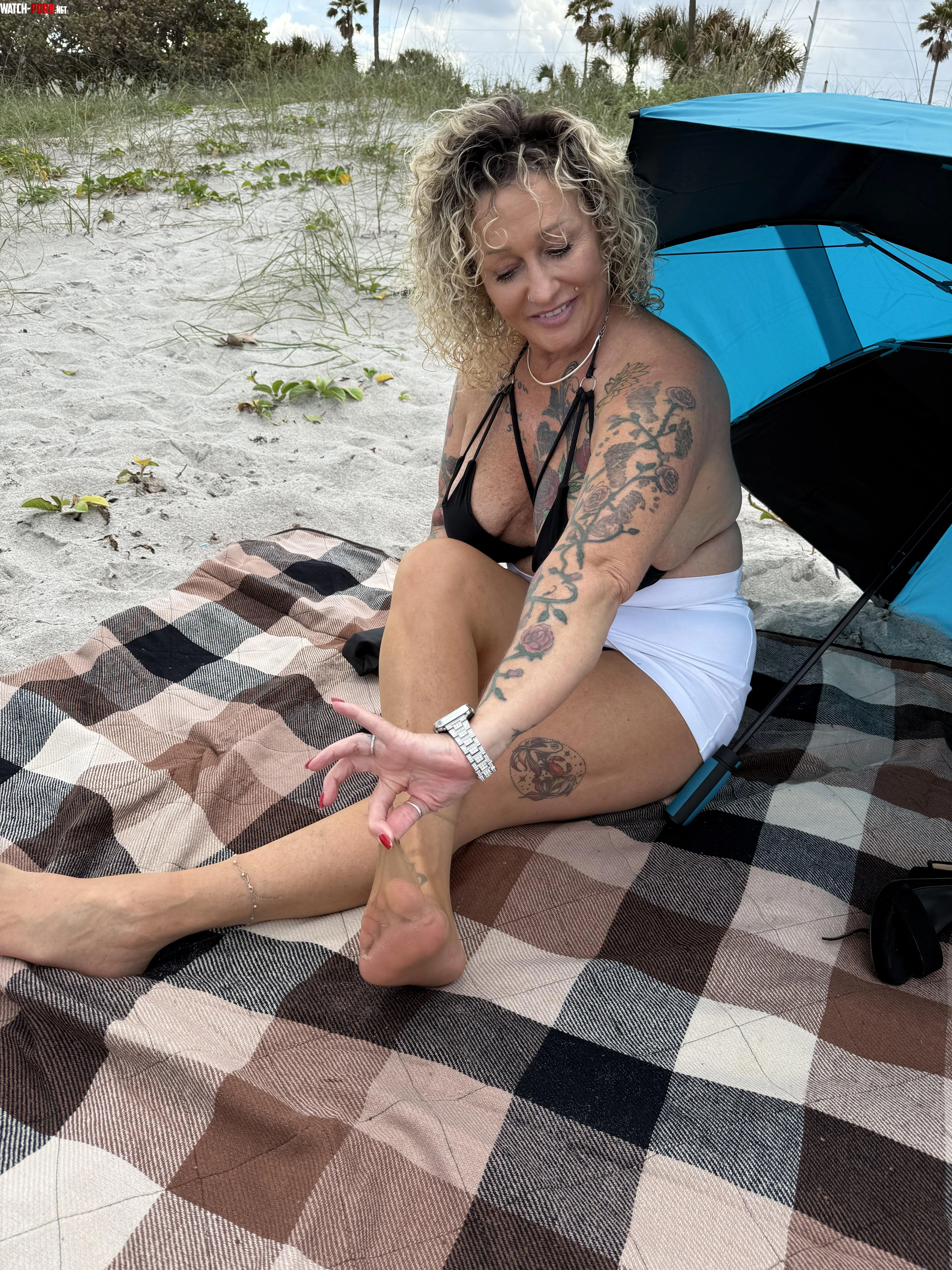 Come lay at the beach with me in pantyhose by pantyhose_hotwife