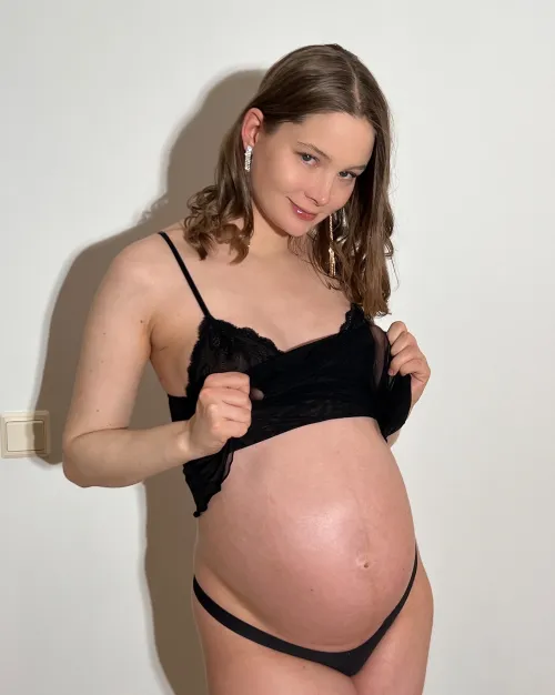 Thumbnail FutureMilfSophia Reveals 35 Weeks Pregnant Belly