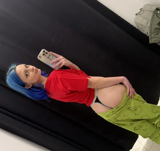 Thumbnail Showing Off My Juicy Ass in the Fitting Room - PunkGirls