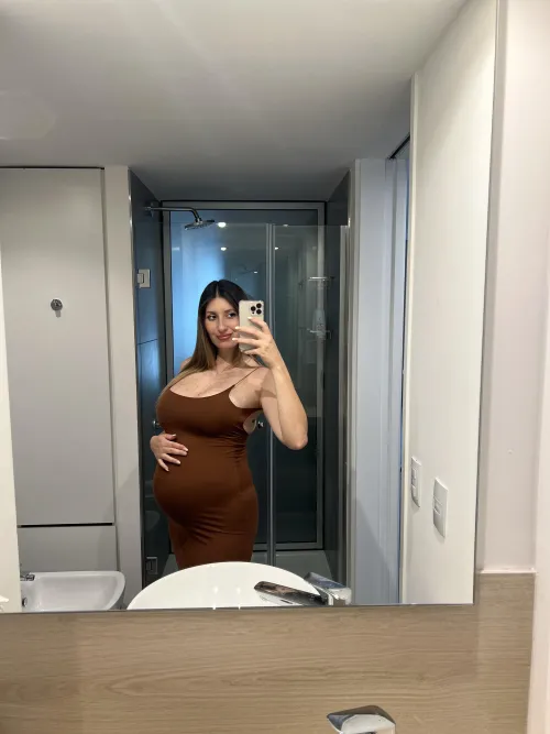 Thumbnail Flaunting the Bump: Stylish and Confident in Tight Dresses