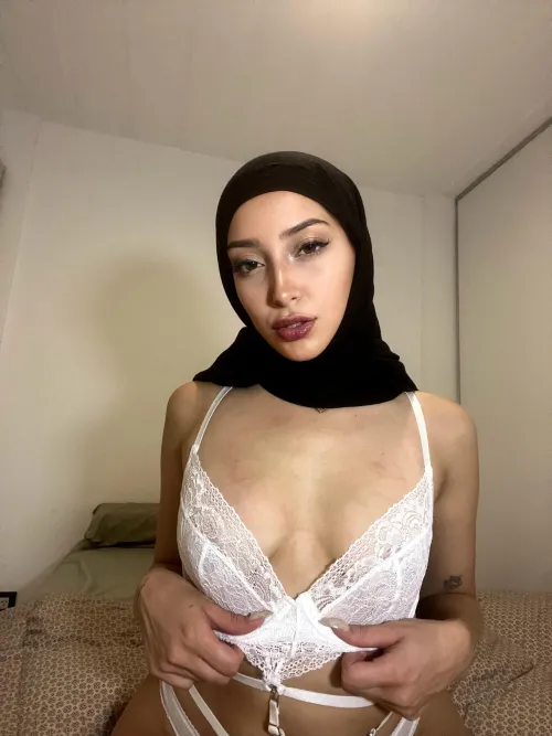 Thumbnail Mouthwatering Desires: Juicy_Tits_91's ArabPorn Journey