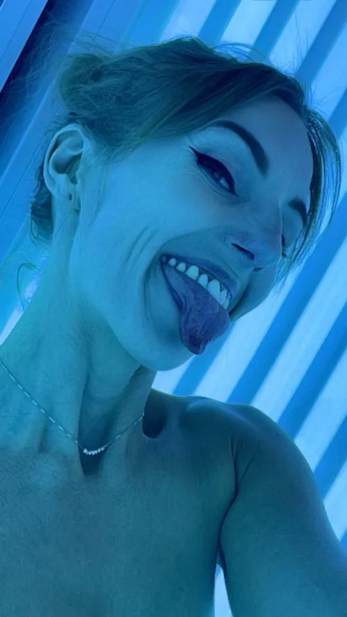 Thumbnail l3xi_lov3's Invitation: Enter the Tanning Bed Adventure in amateur_milfs