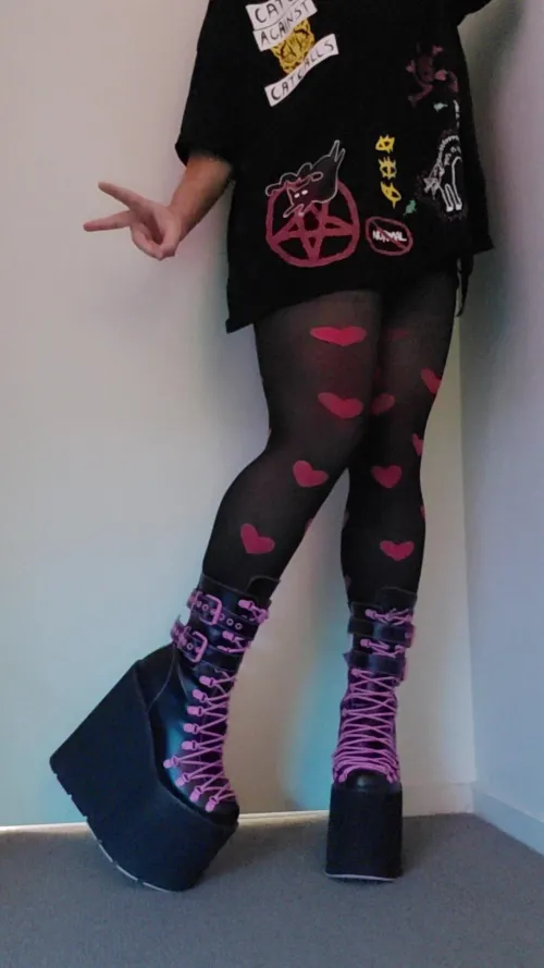 Thumbnail Punk Perfection: Embracing a Cute Look by femboy_frogi