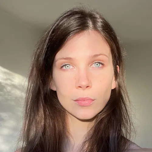 Thumbnail Sunlit Beauty: Discovering the Power of a Bare Face with IvyNash