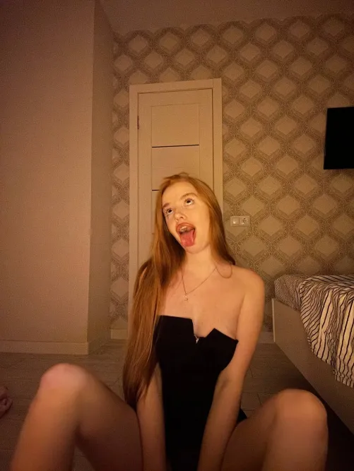 Thumbnail EmiliaRedPrincess Teases Without Clothes in Ahegao Moment