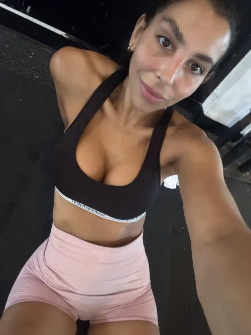 Thumbnail AlannaXoX Shares Gym Selfie Moment for croptopgirls Enthusiasts