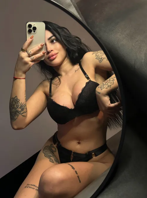 Thumbnail Elegance in Black: Stunning Bra and Thong Set - MirrorSelfie