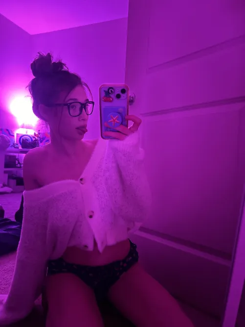 Thumbnail vanessataylorr's Warm Sweater: Keeping Titties Cozy in a MirrorSelfie