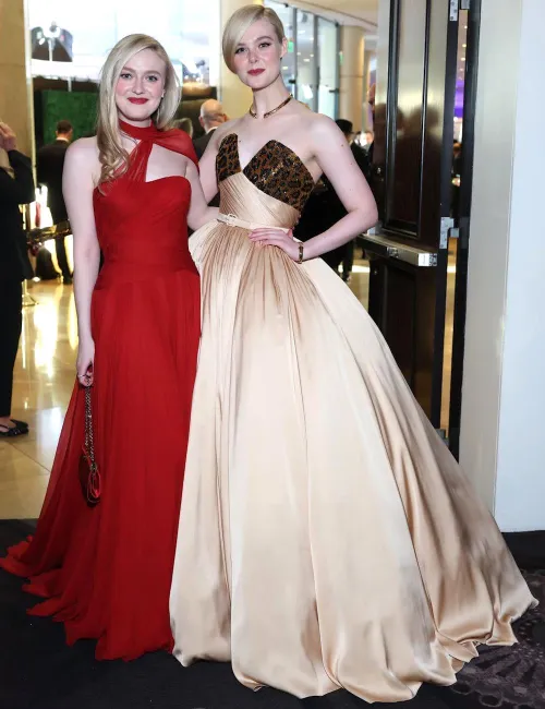 Thumbnail Dakota and Elle Fanning: A Duo of Elegance in gentlemanboners | Ree-Ko