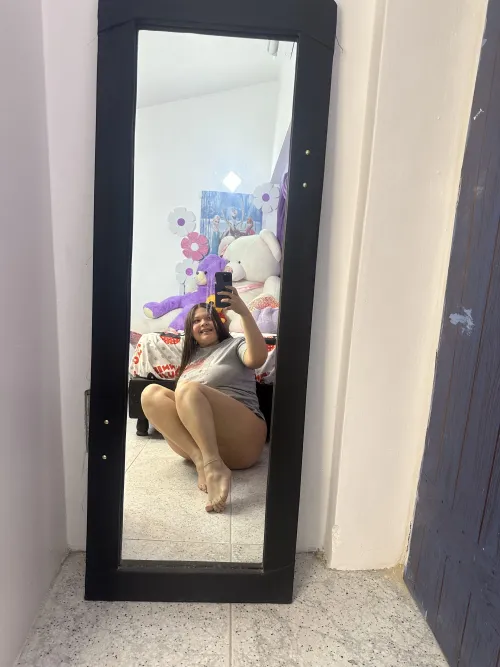 Thumbnail Love Your Thighs with These Mirror Selfie Tips by gigglybaby_