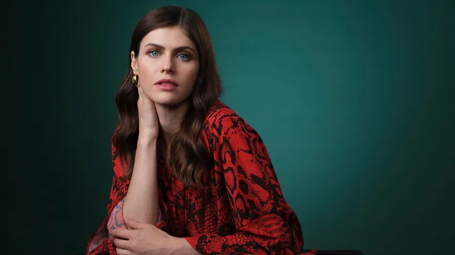 Thumbnail RealSmctrader Features Alexandra Daddario in PrettyGirls