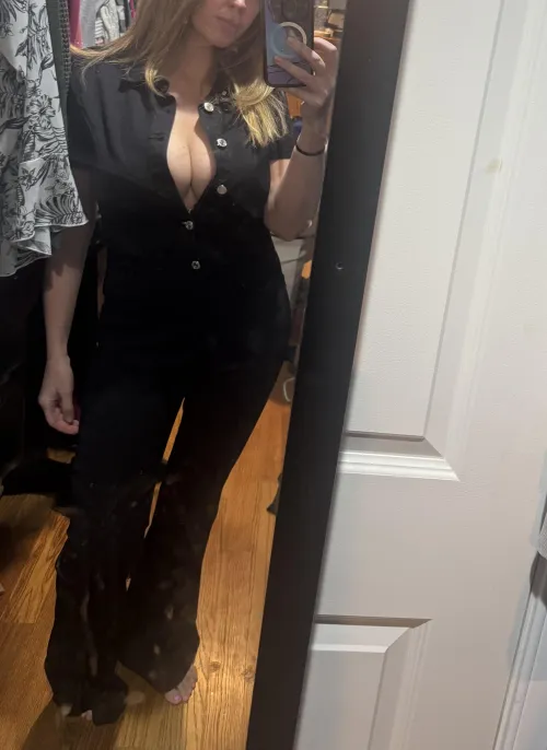 Thumbnail Mom_gone_wild Prepares for the Office as a MILF