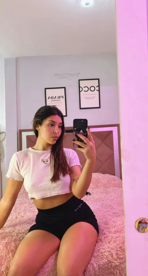 Thumbnail Feeling Sexy: Lyricversee in a Stylish Top | croptopgirls