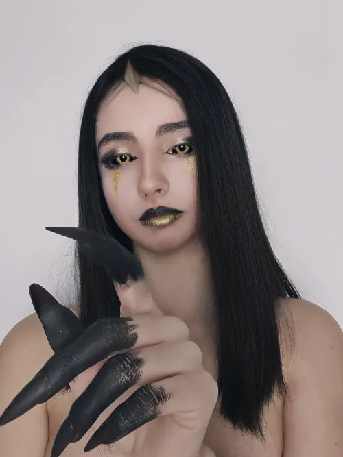 Thumbnail Reaukiyo's Intriguing Leblanc Cosplay with a Bold Fashion Statement