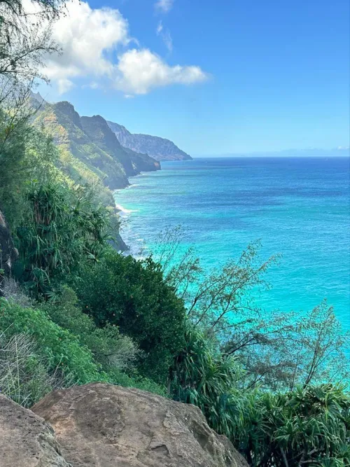 Thumbnail yeuxdusphynx Explores the Kalalau Trail in KauaiHi | Beach Wonders