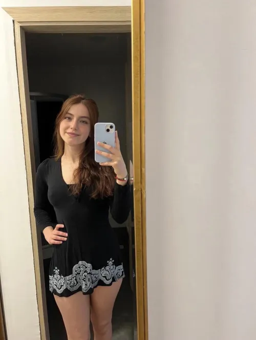 Thumbnail Alissarose66 Sends Greetings with Intriguing MirrorSelfie Post